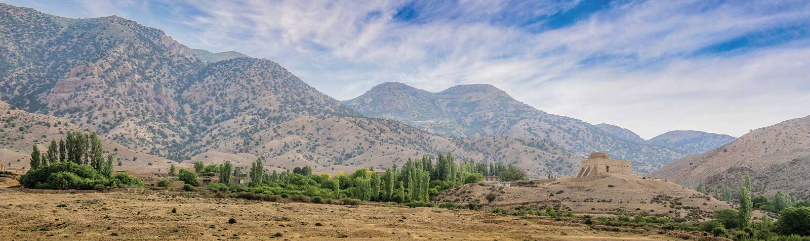 نمای عریض آتشکده اسپاخو در میان چشم&zwnj;انداز منطقه