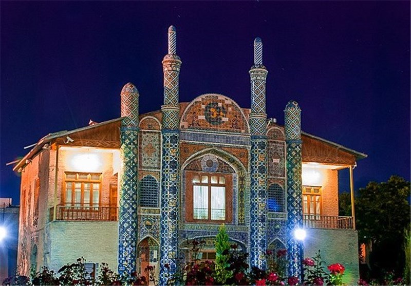 آینه&zwnj;خانه مفخم در شب