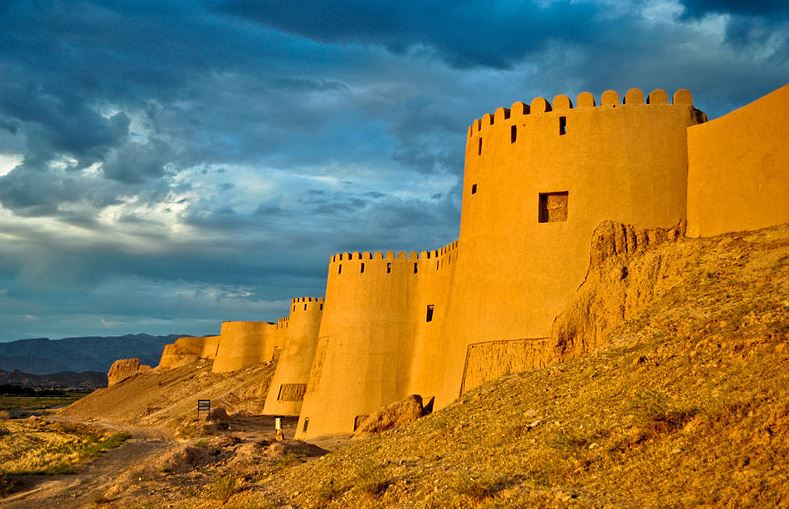 نمایی از ارگ شهر بلقیس اسفراین