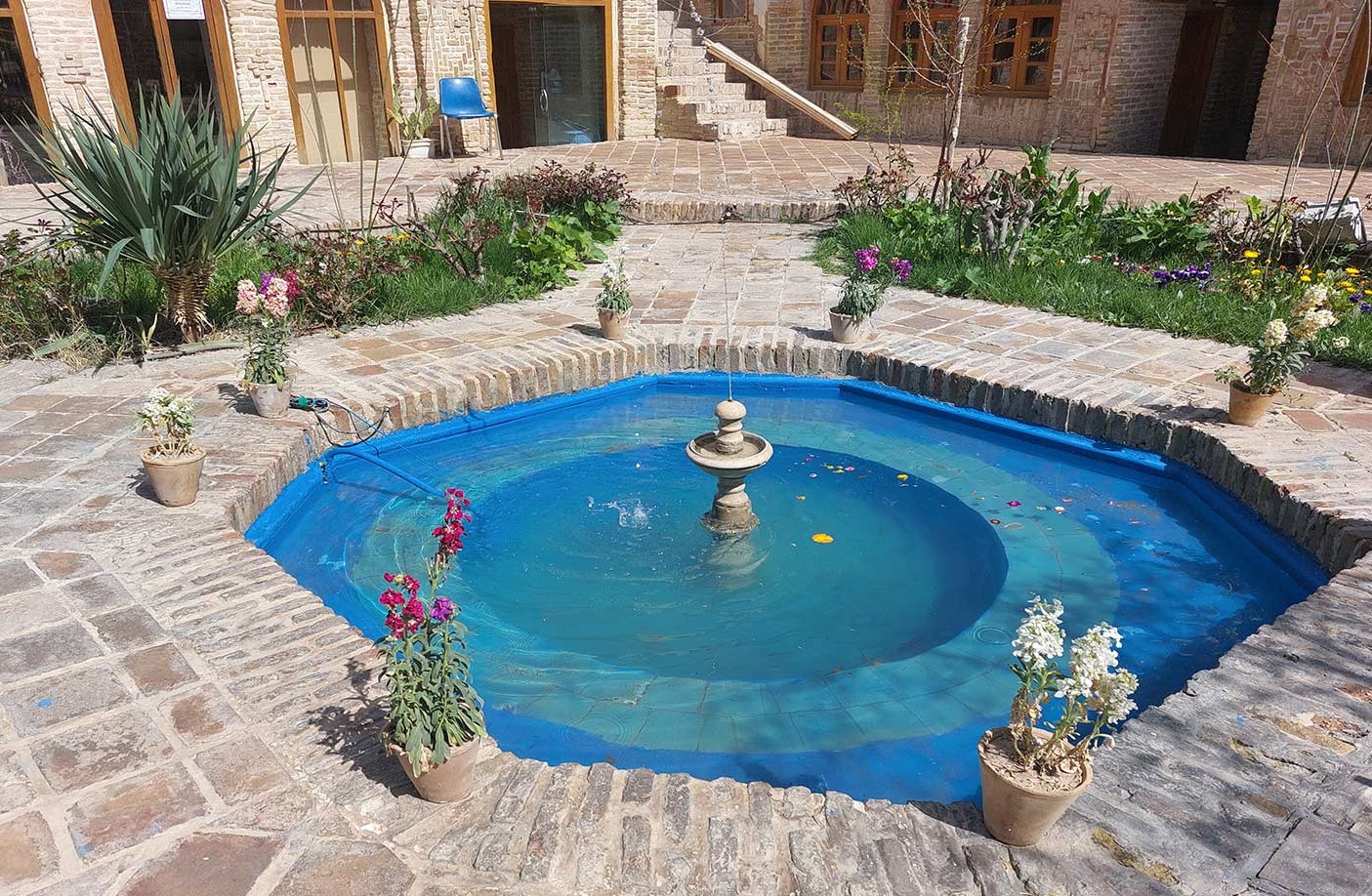 حیاط مرکزی حسینیه جاجرمی