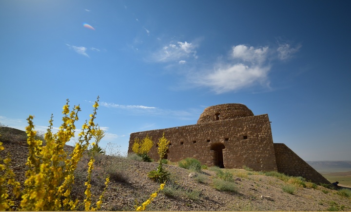 نمایی از بنای سنگی آتشکده اسپاخو