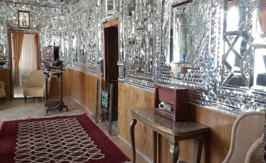 نمای آینه&zwnj;خانه مفخم در شب