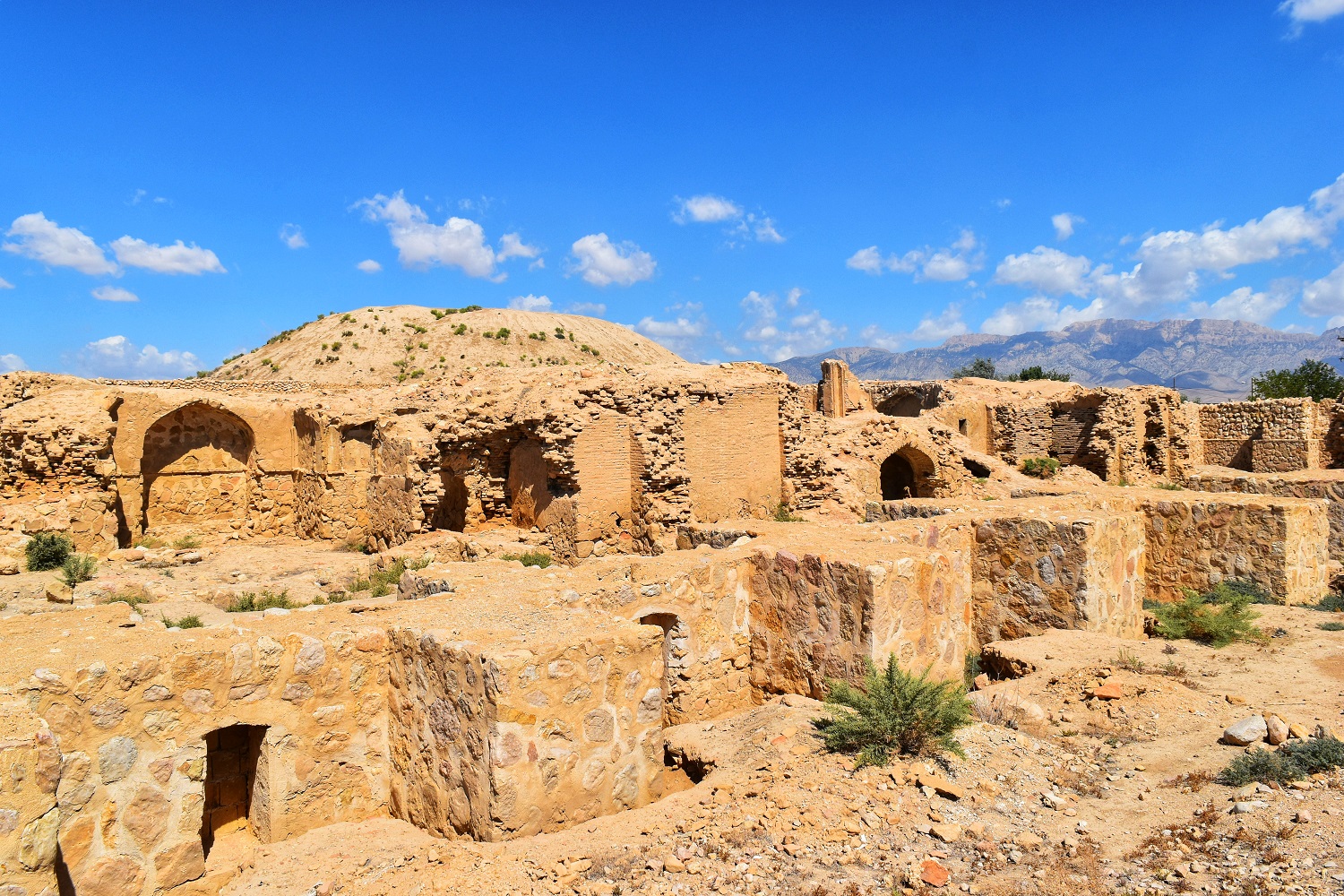 دیوارهای تاریخی رباط عشق