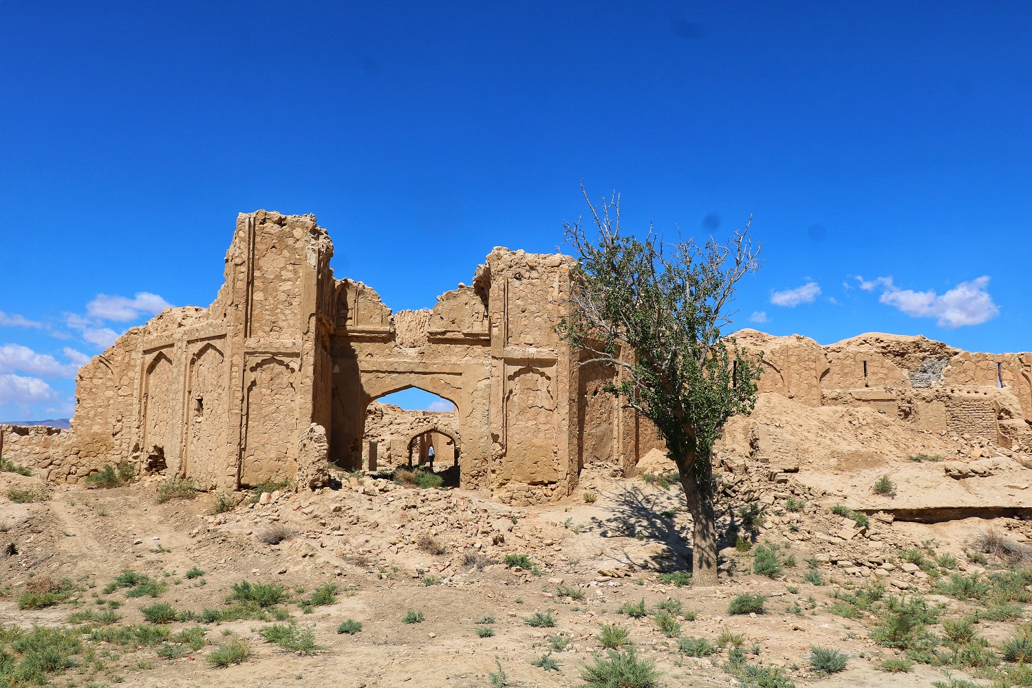 نمای بیرونی رباط عشق