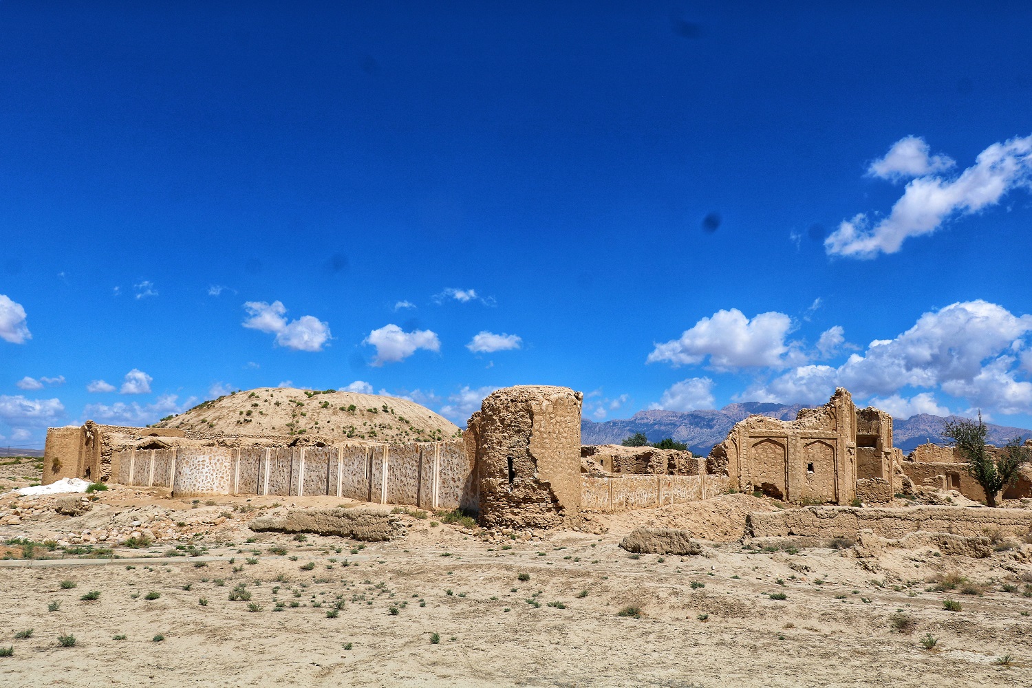 نمای اصلی رباط عشق