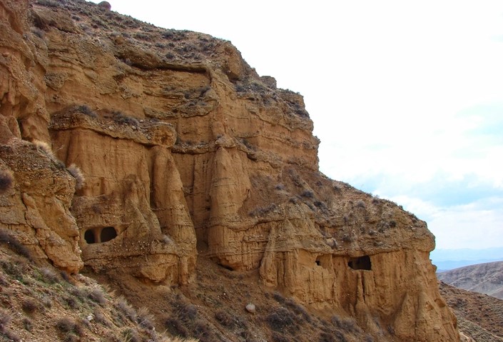 نمای غارهای دستکند هنامه