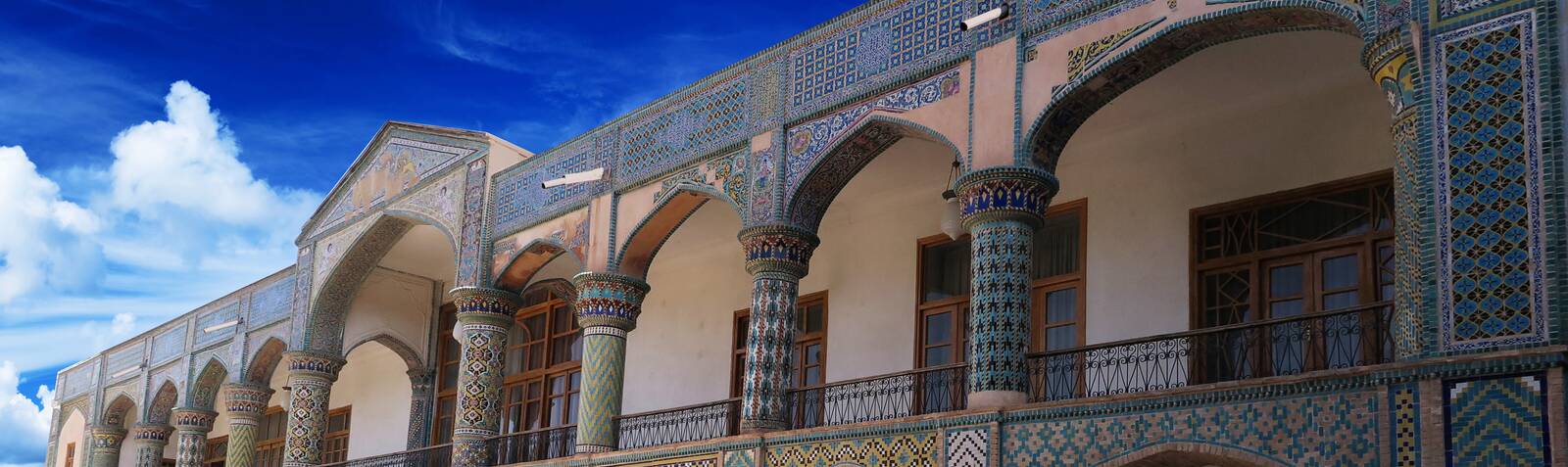 نمای کاشی&zwnj;کاری&zwnj;شده عمارت مفخم